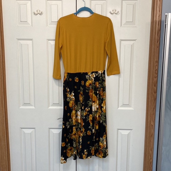 Agnes & Dora Floral Dress - Picture 2 of 6